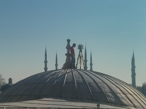 Topógrafo intrépido sobre una de las cúpulas de Sofia