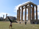 Mónica demostrando sus habilidades acrobáticas ante la mirada del Partenón y el Templo de Zeus