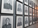 Y caminando a lo largo del pasillo ves fotos de cientos y cientos de presos polacos que también fallecieron en Auschwitz.