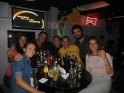 En el Sunset Bar con Lupe, Alex y sus amigos Leslie y Hu :) Creo que nos pasamos con las cervezas, pero es que había oferta de 2x1!!! XD