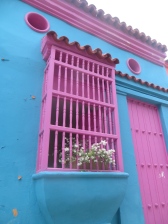 Preciosas y coloridas fachadas con ventanas enrejadas.