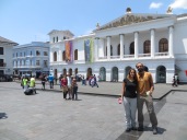 El guía, Ovidio, nos toma una foto en frente del Teatro Nacional Sucre.