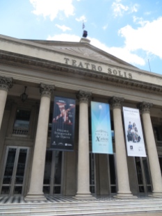 El imponente Teatro Solís, el principal escenario artístico y cultural de Montevideo