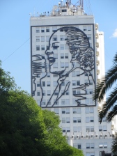 Evita, quien fue mujer de Perón y falleció de cáncer cuando solo tenía 33 años es toda una imagen de fuerza para el pueblo argentino.