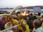 Un momento muy bonito de la ceremonia, en el que los sacerdotes pasan con las llamas de la ofrenda y las mueven junto con los más devotos